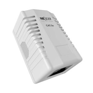 Caja de Montaje RJ45 Nexxt Cat 5E sobre superficie blanca, para conexión de red eficiente y organizada.